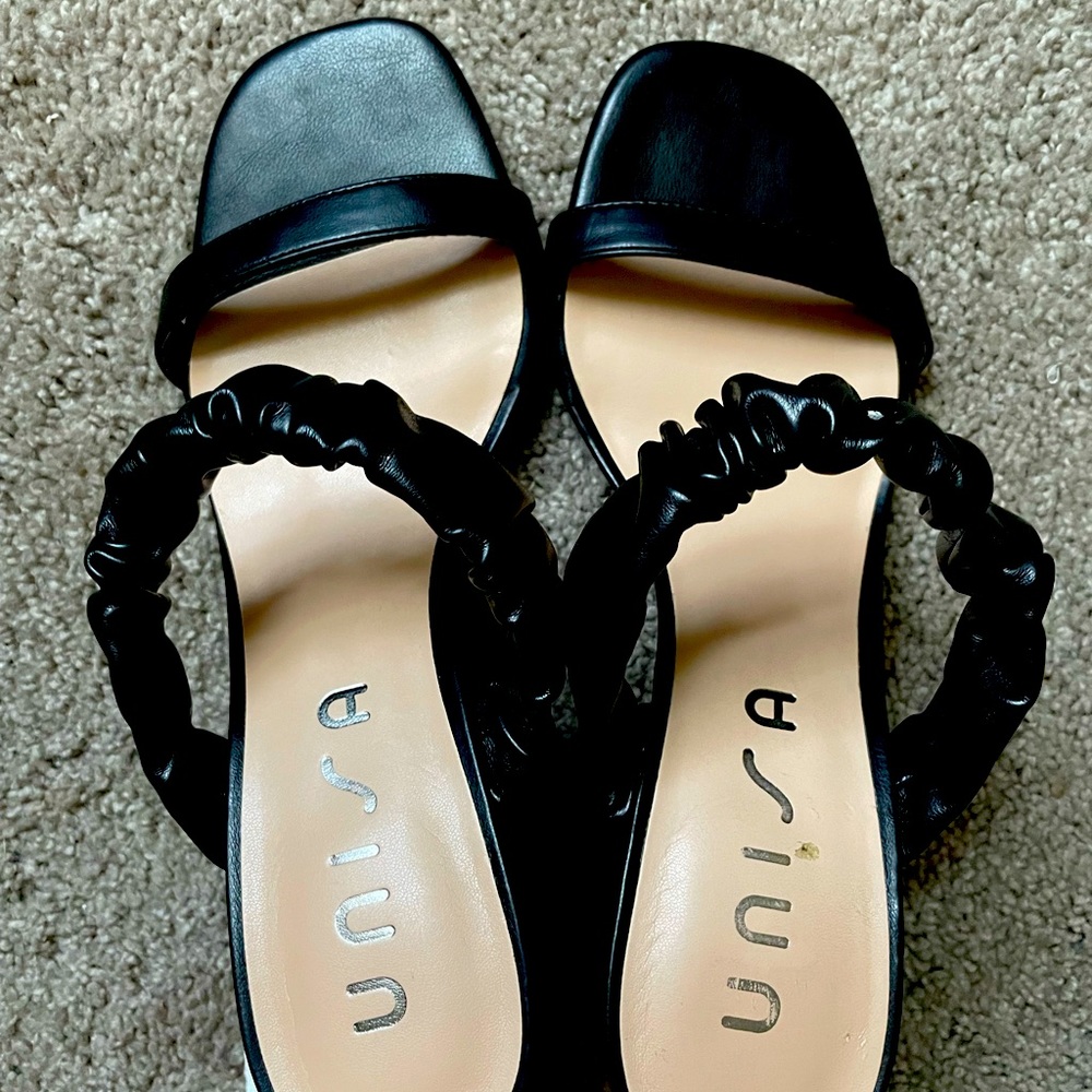 Black Unisa square rounded size 8 1/2 heels. Worn a few times. Good condition.